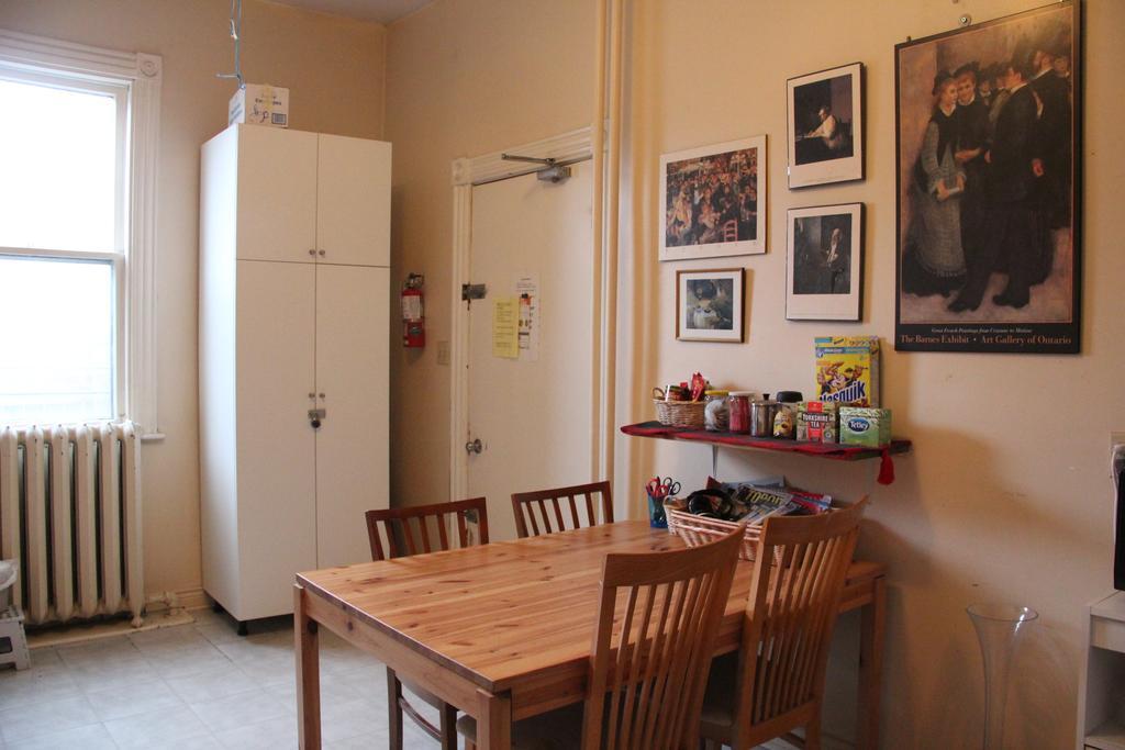 Spadina 11 Guesthouse トロント エクステリア 写真