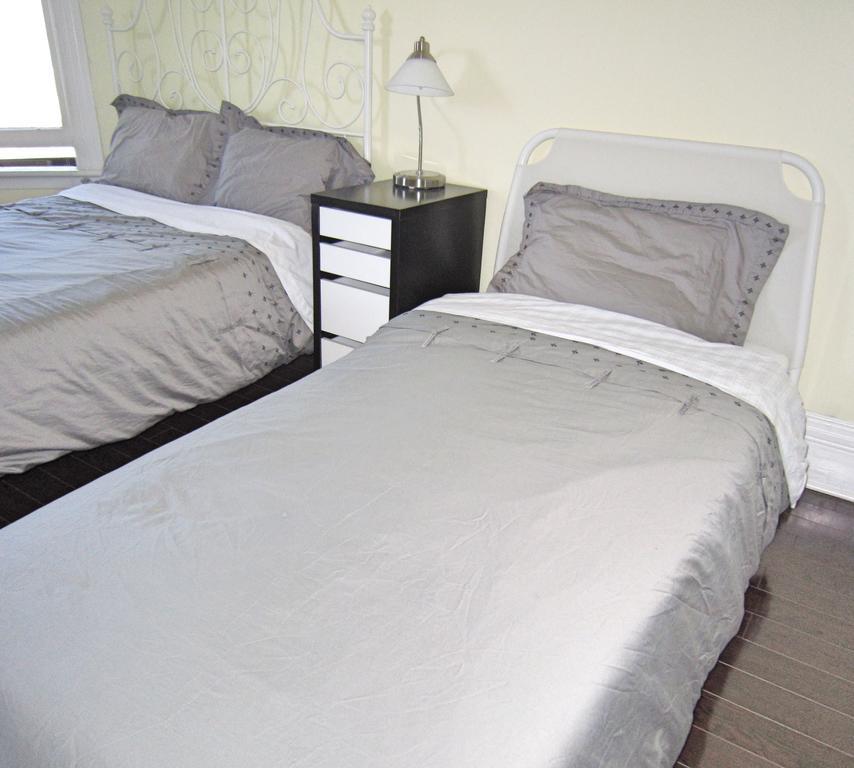 Spadina 11 Guesthouse トロント エクステリア 写真