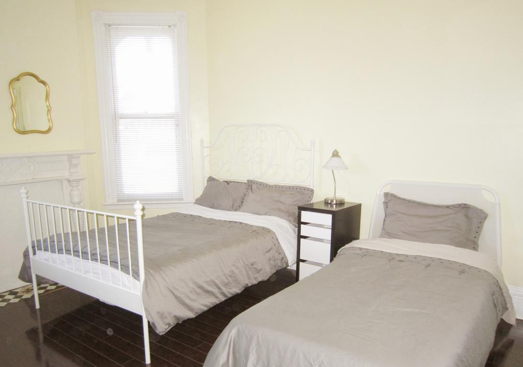 Spadina 11 Guesthouse トロント エクステリア 写真