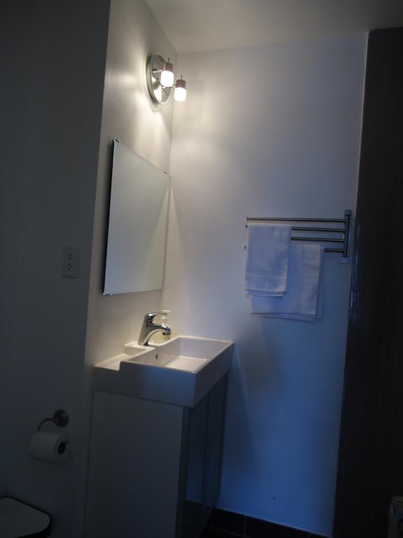 Spadina 11 Guesthouse トロント エクステリア 写真